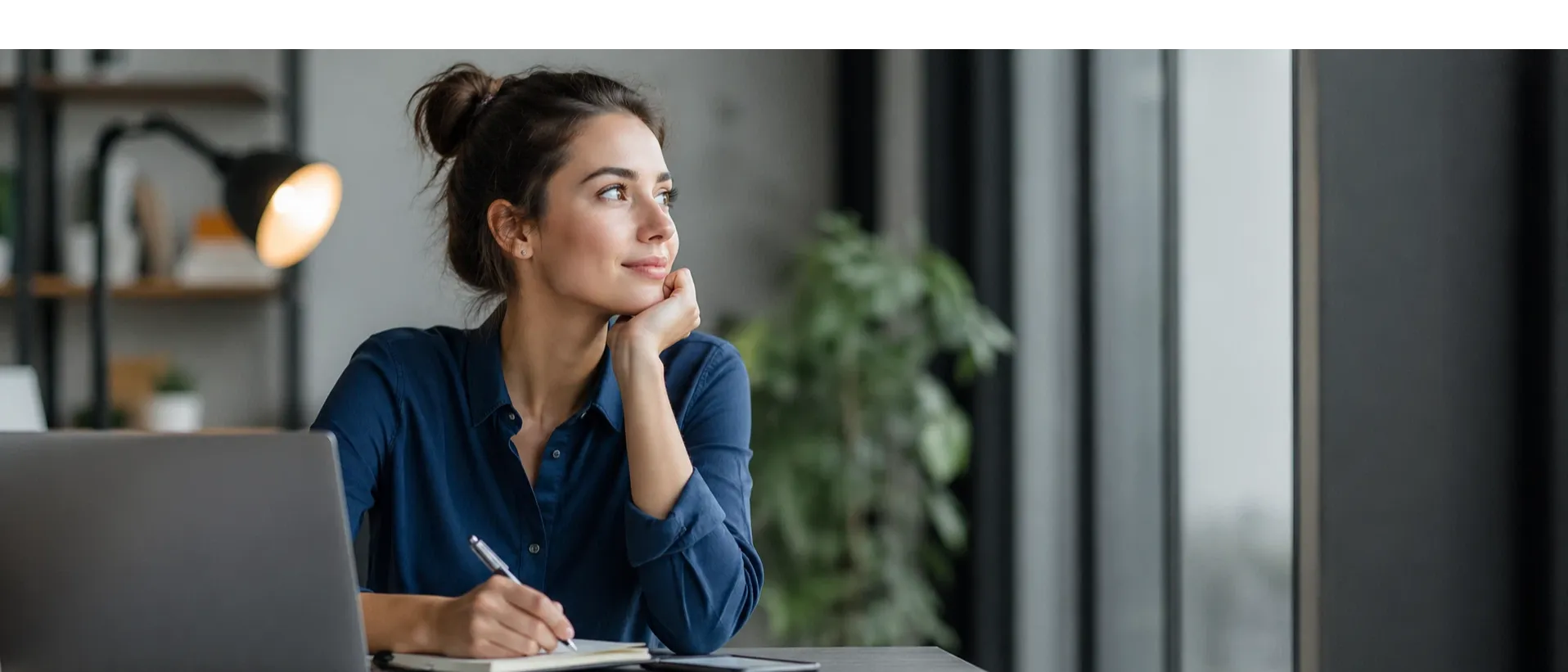Learning Agility: vrouw reflecteert op haar leervermogen in een moderne werkomgeving