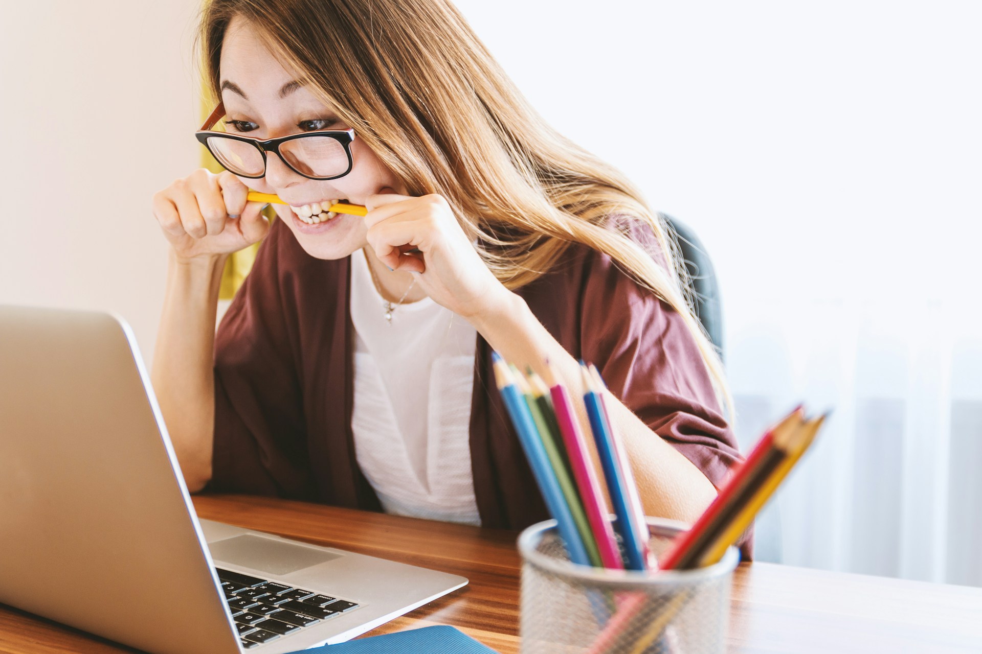 Afbeelding van een vrouw die achter haar laptop zit en een motivatiebrief schrijft