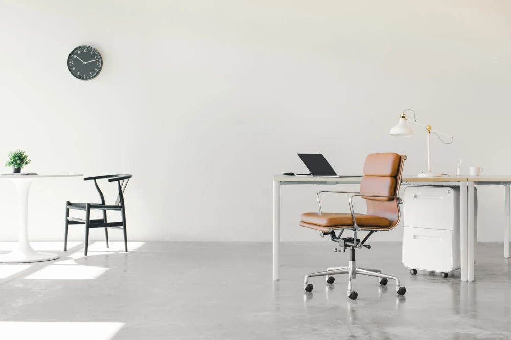 kantoor met bureau en bureaustoel in nette moderne stijl