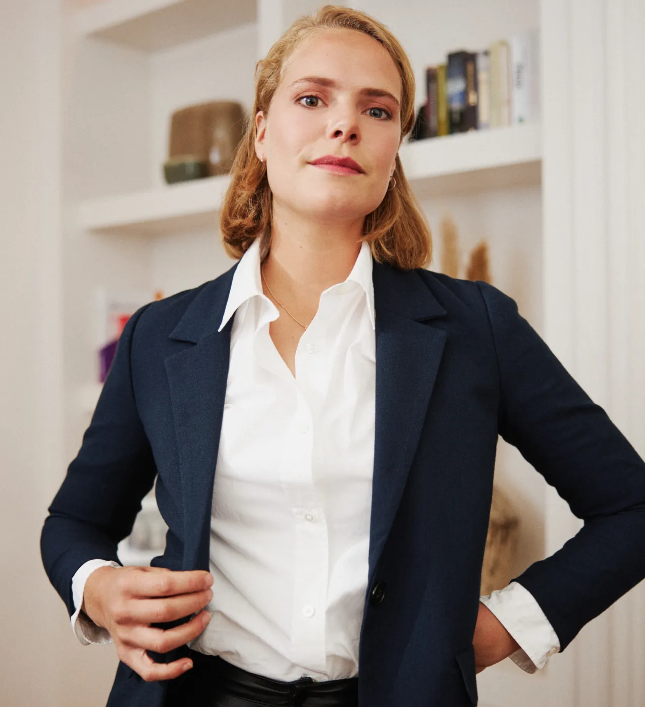 vrouw-met-witte-blouse-en-donker-blauwe-blazer