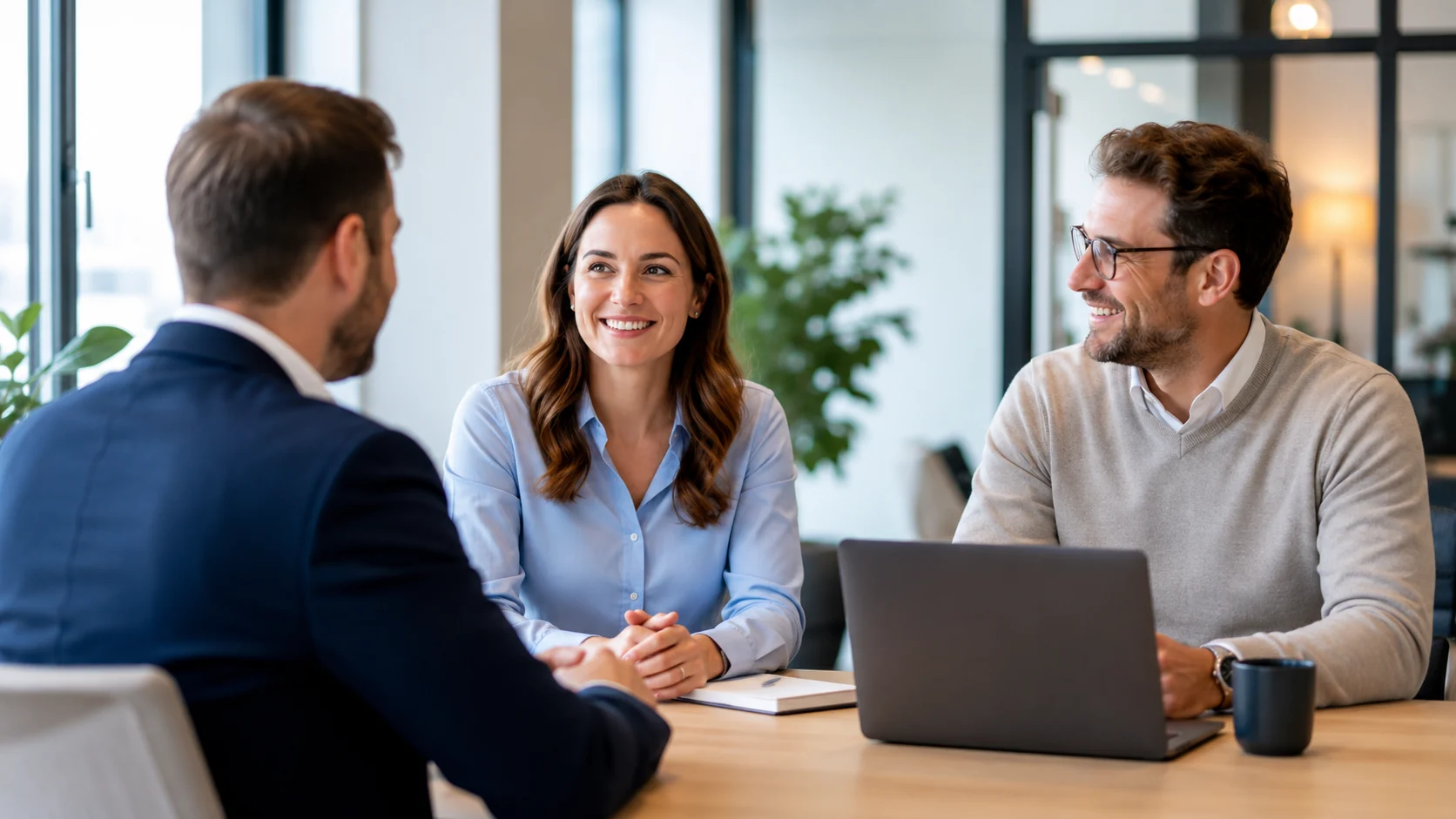 Wat is een detacheringsbureau Een professioneel ogende man en vrouw schudden elkaar de hand in een modern kantoor, als symbolische start van een samenwerking via een detacheringsbureau.
